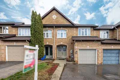Att/Row/Townhouse in Richmond Hill