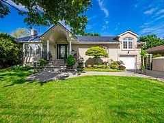 11 Knollside Drive, Richmond Hill, ON L4C 4W7