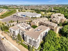 Condo Apartment in Vaughan