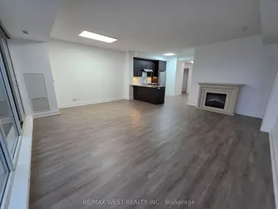 Condo Apartment in Richmond Hill