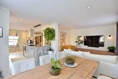 2 Leora Court, Richmond Hill, ON L4C 7N5