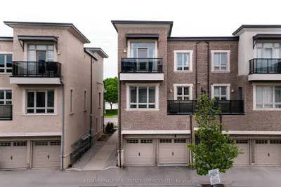 Condo Townhouse in Vaughan