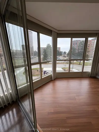 Condo Apartment in Richmond Hill