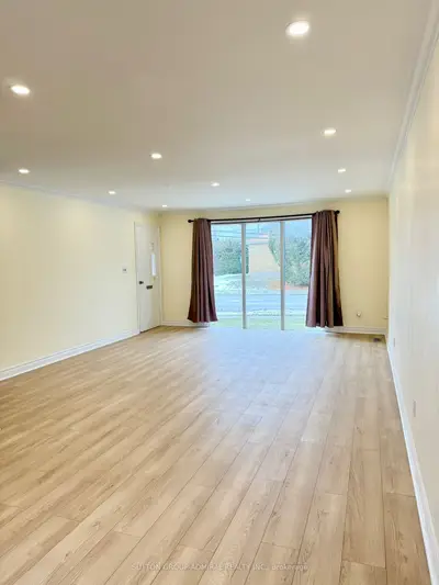 61 Parkside Drive A, Newmarket, On L3y 4r7