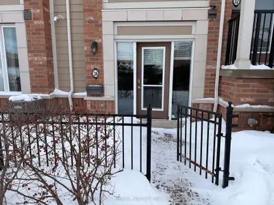 36 Walter Dove Court E 8, Aurora, ON L4G 0S8