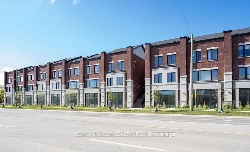220 Dissette Street 13/4, Bradford West Gwillimbury, ON L3Z 3G8