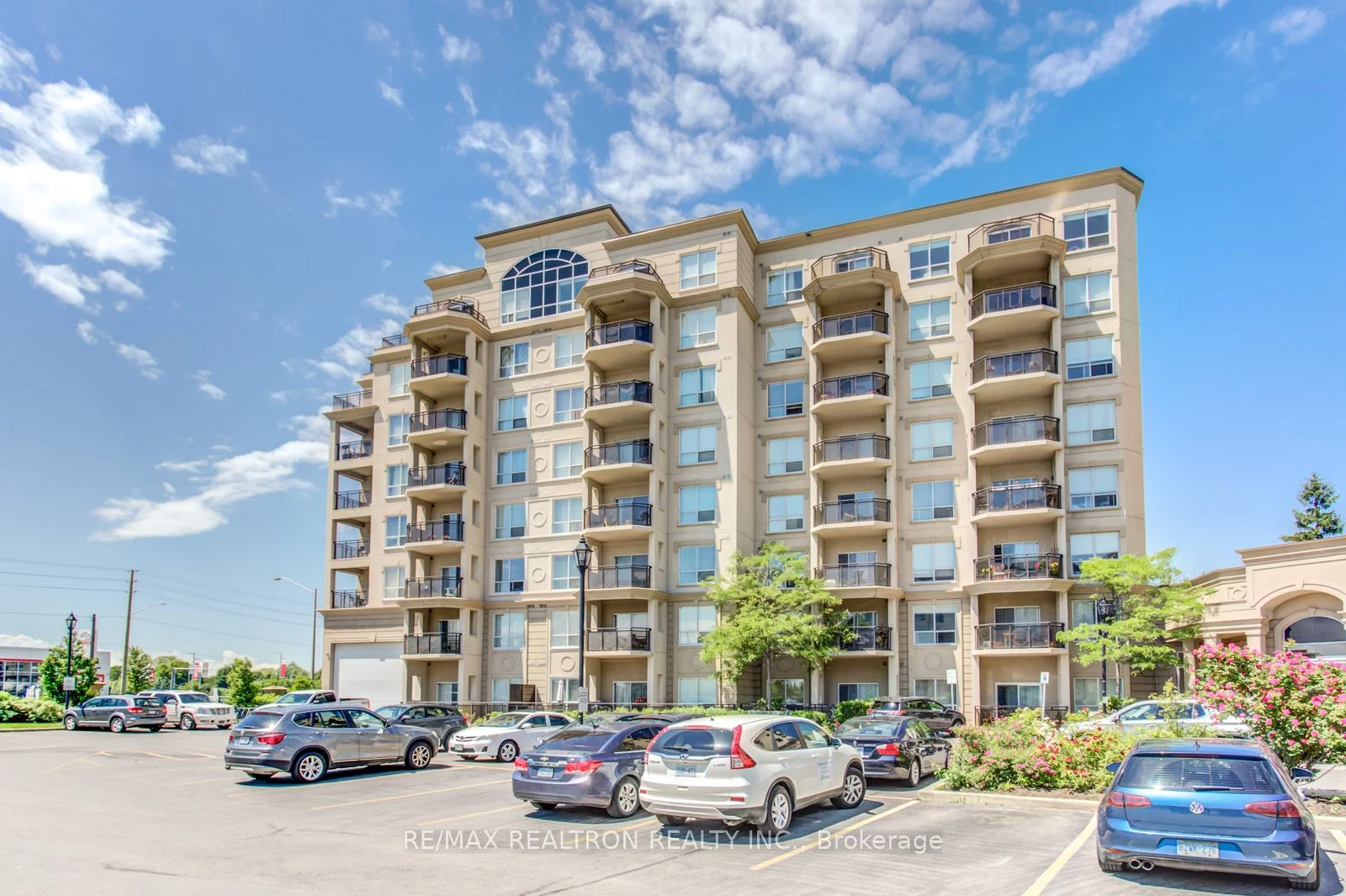 8 Maison Parc Court 710, Vaughan, ON L4J 9K5