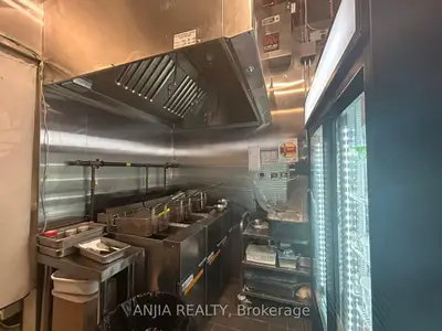 9390 Woodbine Avenue 1cf5, Markham, On L6c 0m5