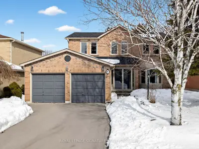 367 Salisbury Lane, Newmarket, ON L3Y 8A4