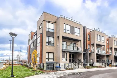 20 Lytham Green Circle 28, Newmarket, ON L3Y 0H4
