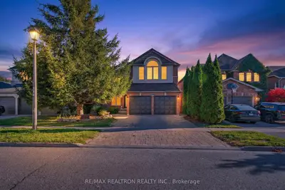 446 Silken Laumann Drive, Newmarket, On L3x 2h9