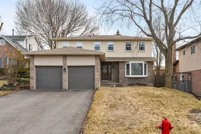 9 Manning Crescent, Newmarket, ON L3Y 6H3