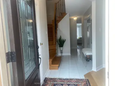 22 Elmpark Court Main & 2nd Floor, Richmond Hill, On L4c 9t8