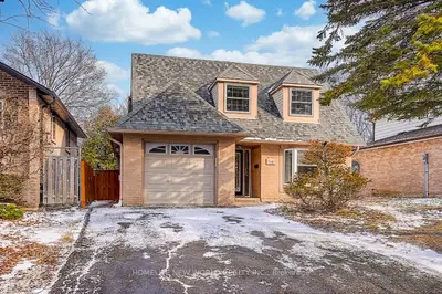 715 Irwin Crescent, Newmarket, On L3y 5a4