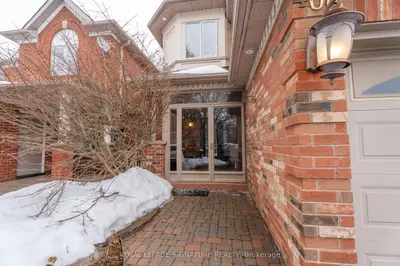 406 Hewitt Circle, Newmarket, On L3x 2l8