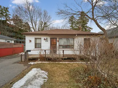 208 Essex Avenue, Richmond Hill, On L4c 2b8