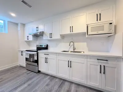 1 Kenneth Ross Bend Lower, East Gwillimbury, ON L9N 0T7
