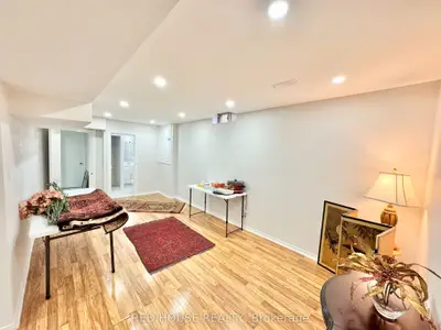 33 Forestside Court, Richmond Hill, On L4c 9v2