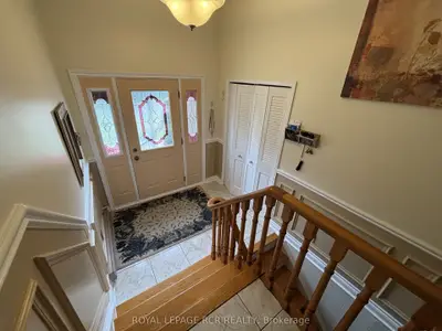 1049 Elgin Street, Newmarket, On L3y 3c3