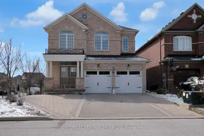 13 Herefordshire Crescent Ne, Newmarket, On L9n 0b7