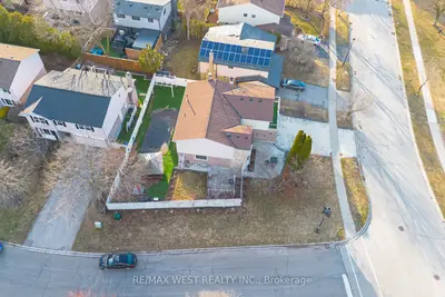 890 Wayne Drive, Newmarket, On L3y 5t7