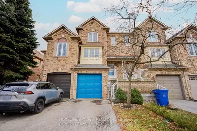15 Bowler Street, Aurora, On L4g 7j2