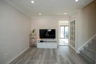 781 Sunnypoint Drive, Newmarket, On L3y 2z7