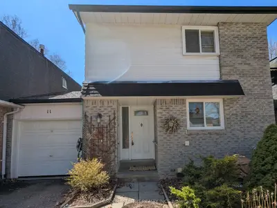 11 St Andrew's Court, Aurora, On L4g 3b2