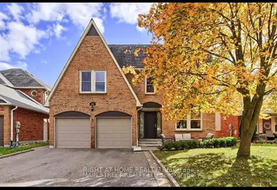 104 Peevers Crescent, Newmarket, ON L3Y 7T1