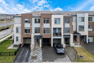 52 Allure Street, Newmarket, On L3x 0l2
