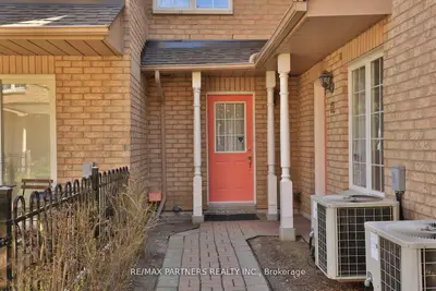 23 St Moritz Way 11, Markham, On L3r 4g4
