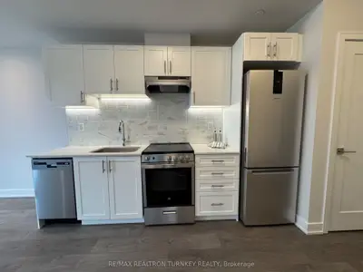 715 Davis Drive 905, Newmarket, On L3y 0j2