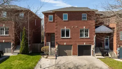 579 Bondi Avenue, Newmarket, On L3y 8r7