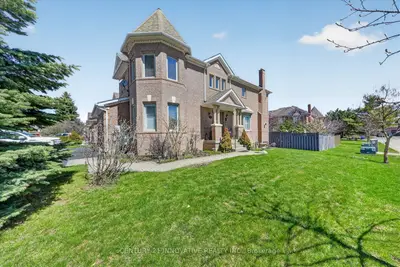 255 Denise Circle, Newmarket, On L3x 2k1