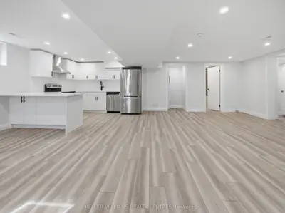88 Townsend Avenue B, Bradford West Gwillimbury, On L3z 1y1
