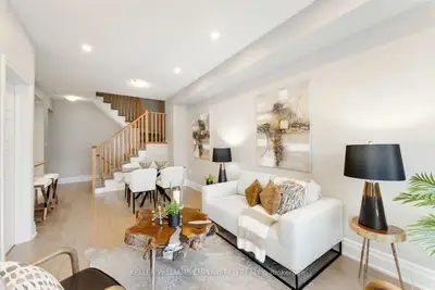 7 Delano Way, Newmarket, On L3x 0l1