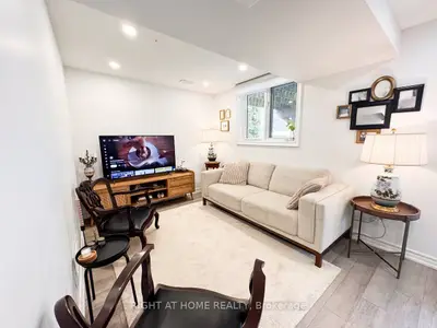 361 Gaston Place Unit #b, Newmarket, On L3y 8m4