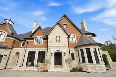 142 Manitou Drive, King, On L7b 1e7