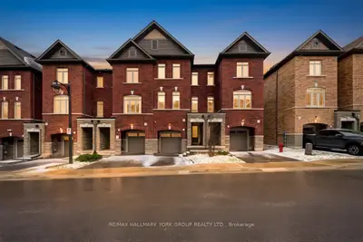 104 Gordon Circle, Newmarket, On L3y 0c9