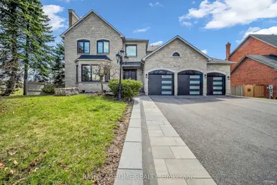 1092 Stonehaven Avenue, Newmarket, On L3x 1m7
