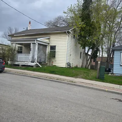 451 Simcoe Street, Newmarket, On L3y 2m5