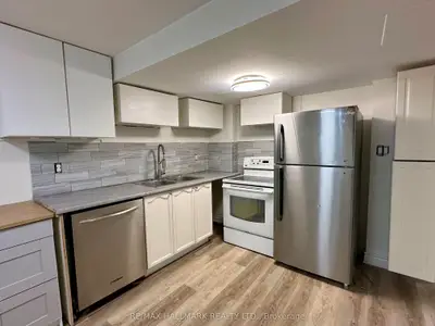 83 Red River Crescent Bsmt, Newmarket, On L3x 2r5