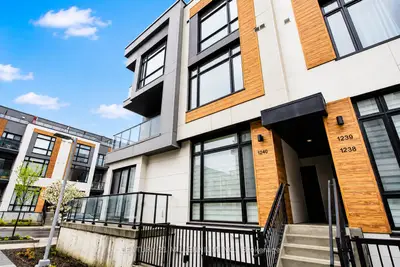 10 David Eyer Road 1240, Richmond Hill, On L4s 0n3