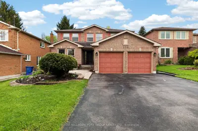 136 Nelson Circle, Newmarket, On L3x 1r3