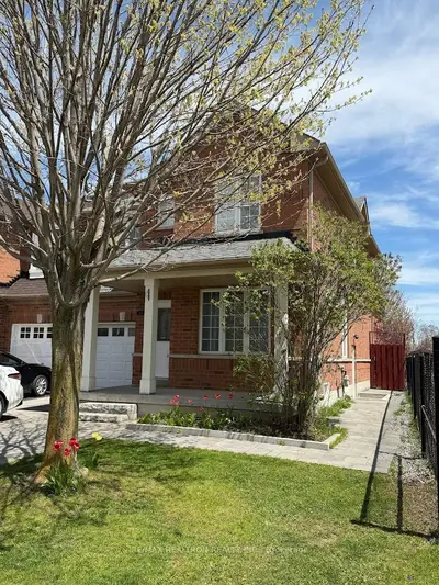 141 Gail Parks Crescent, Newmarket, On L3x 3c1