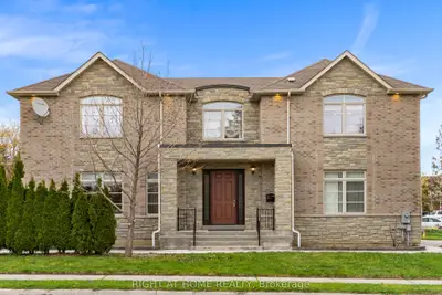 32 Naughton Drive, Richmond Hill, On L4c 4m7
