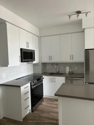 95 Oneida Crescent 1207, Richmond Hill, On L4b 0h5