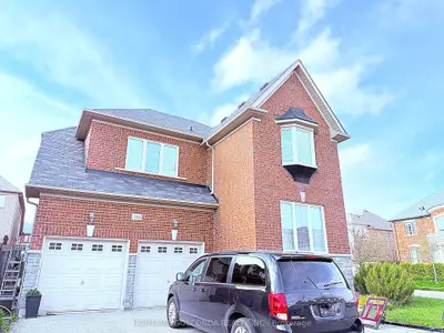 164 Emma Broadbent Court, Newmarket, On L3x 3l1