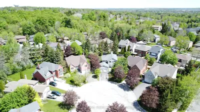10 Laurwood Court, Aurora, On L4g 5c2