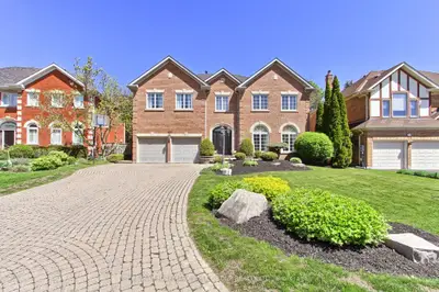 953 Damascus Court, Newmarket, On L3x 1l2